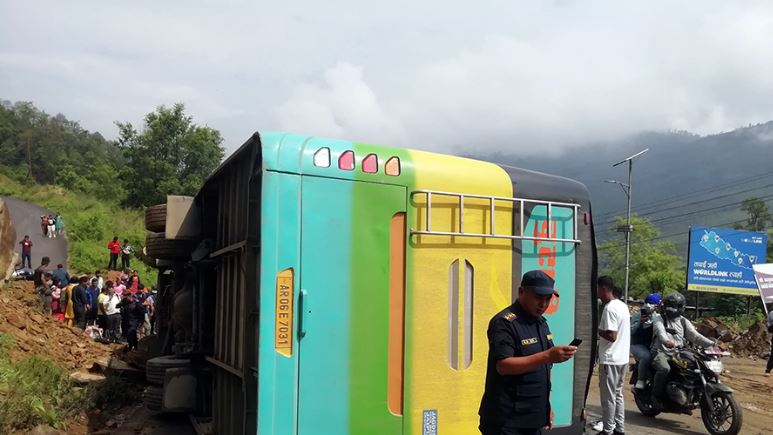 भारतीय नम्बरको बस धादिङमा दुर्घटना