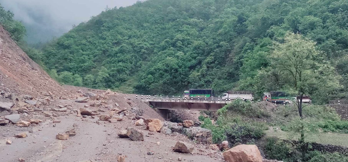 वर्षाले सिद्धार्थ राजमार्ग अवरुद्ध image