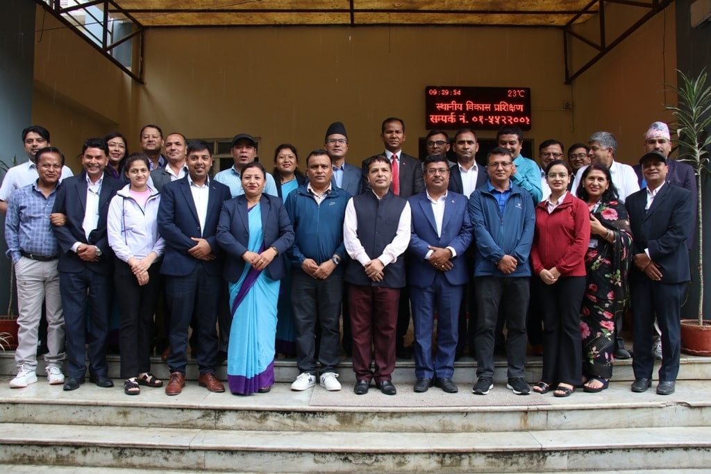 ‘भक्तपुर नगरपालिकाले सय वर्षपछिको आधार निर्माण गर्दैछ’
ललितपुर । भक्तपुर नगरपालिकाका प्रमुख सुनिल प्रजापतिले सय वर्ष पछिको भक्तपुरको दीर्घकालीन योजनाको आधार तयार गर्न भक्तपुर नगरपालिकाले पुरानो नगर भित्र घर निर्माण गर्ने घरधनीलाई ईटा, झिँगटी र काठको लागि अनुदान, शैक्षिक संस्थाहरु सञ्चालन, युवाहरुलाई विभिन्न विदेशी भाषाको तालिम सञ्चालन र सांस्कृतिक प्रशिक्षण दिनेलगायतका कार्य चालू रहेको बताउनुभयो ।
ललितपुर महानगरपालिका र स्थानीय विकास प्रशिक्षण प्रतिष्ठानको सहकार्यमा भएको ललितपुर महानपाका सातौं, आठौं र नवौं तहका अधिकृतस्तरका कर्मचारीहरूको ‘प्रभावकारी सेवा प्रवाहका लागि स्थानीय शासन र सहरी व्यवस्थापन’ विषयक ३० दिने सेवाकालीन प्रशिक्षणको समापन कार्यक्रममा बोल्दै प्रमुख प्रजापतिले विकेन्द्रीकरण र स्वायत्तताको पूर्ण कार्यान्वयन भएमा नेपालमा संघीयता आवश्यक नभएको विचार व्यवहारले पुष्टि भएको बताउँदै संघ र प्रदेशबाट नियन्त्रित संघीयताको अभ्यास गर्न खोज्नु उचित होइन भन्नुभयो ।
भक्तपुर नगरपालिकाको संक्षिप्त परिचयसहितको प्रस्तुतीकरण देखाउँदै प्रमुख प्रजापतिले स्थानीय तह स्रोत र साधनको अधिकत्तम प्रयोग हुने ठाउँ भएको बताउँदै देशका ७५३ वटै स्थानीय तहमा एउटै कानुन र ऐन– नियम भए पनि काम गर्ने शैली र समस्याहरू पालिकापिच्छे फरक फरक हुने बताउनुभयो ।
संविधान र कानुनले प्रदान गरेको अधिकार क्षेत्रभित्र रही भक्तपुर नगरपालिकाले आवश्यक नीति निर्माण गरी त्यसको कार्यान्वयनमा जोड दिँदै व्यापक जनताको हितमा शिक्षा र स्वास्थ्य क्षेत्रमा न्यून शुल्कमा गुणस्तरीय सेवा प्रदान गर्दै समाजवादउन्मुख काम गर्दै आएको बताउनुभयो ।
ख्वप विश्वविद्यालय सम्बन्धनको विषयमा शासक दलहरूले भक्तपुरलाई पक्षपात र पूर्वाग्राही सोचले हेरिरहेको बताउँदै उहाँले भक्तपुर नगरपालिकाद्वारा सञ्चालित कलेजहरू आफैमा विश्वविद्यालयको रुपमा सञ्चालनमा रहेको बताउनुभयो ।
भक्तपुरको शिक्षा विकासमा नेमकिपाले खेलेको भूमिकामाथि प्रष्ट पार्दै उहाँले संविधानको भावनाअनुसार प्रत्येक नागरिकलाई शारीरिक व्यायामको अधिकार प्रदान गर्ने उद्देश्यले टोल टोलमा खुल्ला व्यायामशाला स्थापनाका साथै हरेक वर्ष अन्तरनगर खेलकुद प्रतियोगिता र अन्तरविद्यालय खेलकुद प्रतियोगितालगायतको आयोजनालाई निरन्तरता दिँदै आएको बताउनुभयो ।
समापन कार्यक्रममा ललितपुर महानगरपालिकाका प्रमुख प्रशासकीय अधिकृत गणेश अर्यालले भक्तपुर नगरपालिकाको सिकाइ देशकै लागि उल्लेखनीय भएको बताउँदै कर्मचारीहरूको सेवा प्रवाहलाई अझ चुस्त दुरुस्त ढंगले अगाडि बढाउन ललितपुर महानपाले छुट्टै बजेट व्यवस्था गरी ३० दिने सेवाकालीन तालिमको आयोजना गरेको र तालिमबाट प्राप्त ज्ञान र सीप कार्यालय क्षेत्रमा प्रभावकारी ढंगले कार्यान्वयन हुने विश्वास व्यक्त गर्नुभयो ।
स्थानीय विकास प्रशिक्षण प्रतिष्ठानका कार्यकारी निर्देशक कानुनलाल चौधरीले नागरिकलाई प्रदान गरिने सेवाको प्रभावकारिता अभिवृद्धि गर्ने उद्देश्यले कर्मचारीहरूमा रहेको ज्ञान, सीप र क्षमतालाई समयसापेक्ष रुपमा प्रवद्र्धन गर्ने उद्देश्यले सेवाकालीन तालिमको अहम् भूमिका रहेको बताउँदै कर्मचारीहरूले आफ्नो ज्ञान र सीपको माध्यमबाट सिंगो नगर र देश विकासमा सहयोगी भूमिका खेल्नुपर्ने आवश्यकता औंल्याउनुभयो ।
प्रतिष्ठानका उपनिर्देशक कृष्णप्रसाद भट्टराईले भक्तपुर नगरपालिकाका असल अभ्यासबाट प्रशिक्षित हुने अवसरको लागि धन्यवादज्ञापन गर्दै तालिम निकै प्रभावकारी भएको बताउँदै तालिमले प्रशिक्षार्थीहरूलाई समय व्यवस्थापनका साथै अनुशासन र आचरणका व्यवहार पनि सिकाउने विचार राख्नुभयो ।
तालिमका सहभागी कर्मचारीहरूले नगर प्रमुख सुनिल प्रजापतिसँग भक्तपुर नगरपालिकाको सुशासन, असल अभ्यास, सेवा प्रवाह, कार्यशैली, विकासको मोडल, घरदैलो नर्सिङ सेवा र नगरपालिकाका चुनौती आदिबारे जिज्ञासा आफ्ना राखेका थिए ।
कार्यक्रममा प्रमुख अतिथि सुनिल प्रजापति र अतिथिहरुले तालिमका सहभागीहरुलाई प्रमाणपत्र वितरण गर्नुभएको थियो ।