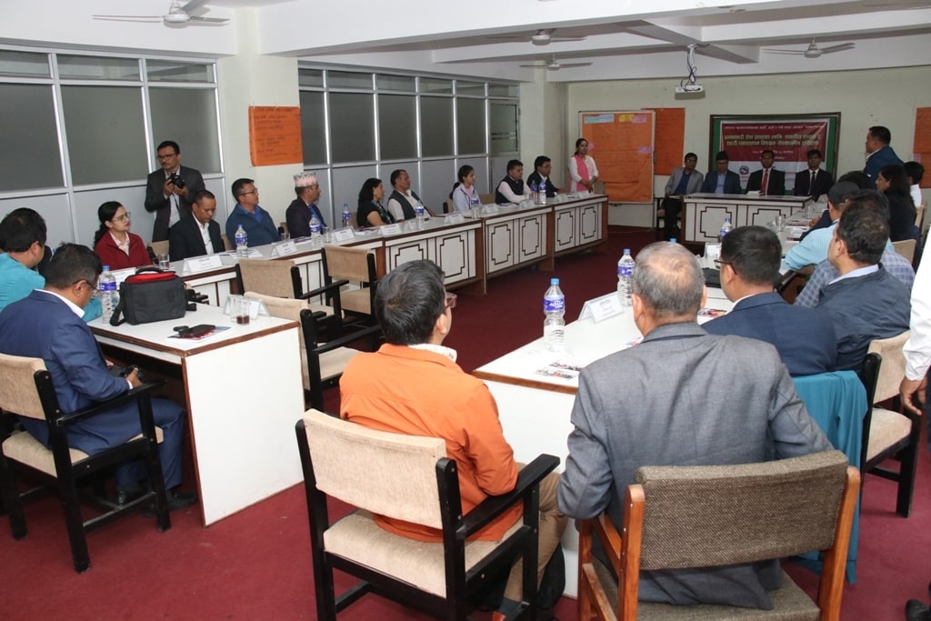 ‘भक्तपुर नगरपालिकाले सय वर्षपछिको आधार निर्माण गर्दैछ’
ललितपुर । भक्तपुर नगरपालिकाका प्रमुख सुनिल प्रजापतिले सय वर्ष पछिको भक्तपुरको दीर्घकालीन योजनाको आधार तयार गर्न भक्तपुर नगरपालिकाले पुरानो नगर भित्र घर निर्माण गर्ने घरधनीलाई ईटा, झिँगटी र काठको लागि अनुदान, शैक्षिक संस्थाहरु सञ्चालन, युवाहरुलाई विभिन्न विदेशी भाषाको तालिम सञ्चालन र सांस्कृतिक प्रशिक्षण दिनेलगायतका कार्य चालू रहेको बताउनुभयो ।
ललितपुर महानगरपालिका र स्थानीय विकास प्रशिक्षण प्रतिष्ठानको सहकार्यमा भएको ललितपुर महानपाका सातौं, आठौं र नवौं तहका अधिकृतस्तरका कर्मचारीहरूको ‘प्रभावकारी सेवा प्रवाहका लागि स्थानीय शासन र सहरी व्यवस्थापन’ विषयक ३० दिने सेवाकालीन प्रशिक्षणको समापन कार्यक्रममा बोल्दै प्रमुख प्रजापतिले विकेन्द्रीकरण र स्वायत्तताको पूर्ण कार्यान्वयन भएमा नेपालमा संघीयता आवश्यक नभएको विचार व्यवहारले पुष्टि भएको बताउँदै संघ र प्रदेशबाट नियन्त्रित संघीयताको अभ्यास गर्न खोज्नु उचित होइन भन्नुभयो ।
भक्तपुर नगरपालिकाको संक्षिप्त परिचयसहितको प्रस्तुतीकरण देखाउँदै प्रमुख प्रजापतिले स्थानीय तह स्रोत र साधनको अधिकत्तम प्रयोग हुने ठाउँ भएको बताउँदै देशका ७५३ वटै स्थानीय तहमा एउटै कानुन र ऐन– नियम भए पनि काम गर्ने शैली र समस्याहरू पालिकापिच्छे फरक फरक हुने बताउनुभयो ।
संविधान र कानुनले प्रदान गरेको अधिकार क्षेत्रभित्र रही भक्तपुर नगरपालिकाले आवश्यक नीति निर्माण गरी त्यसको कार्यान्वयनमा जोड दिँदै व्यापक जनताको हितमा शिक्षा र स्वास्थ्य क्षेत्रमा न्यून शुल्कमा गुणस्तरीय सेवा प्रदान गर्दै समाजवादउन्मुख काम गर्दै आएको बताउनुभयो ।
ख्वप विश्वविद्यालय सम्बन्धनको विषयमा शासक दलहरूले भक्तपुरलाई पक्षपात र पूर्वाग्राही सोचले हेरिरहेको बताउँदै उहाँले भक्तपुर नगरपालिकाद्वारा सञ्चालित कलेजहरू आफैमा विश्वविद्यालयको रुपमा सञ्चालनमा रहेको बताउनुभयो ।
भक्तपुरको शिक्षा विकासमा नेमकिपाले खेलेको भूमिकामाथि प्रष्ट पार्दै उहाँले संविधानको भावनाअनुसार प्रत्येक नागरिकलाई शारीरिक व्यायामको अधिकार प्रदान गर्ने उद्देश्यले टोल टोलमा खुल्ला व्यायामशाला स्थापनाका साथै हरेक वर्ष अन्तरनगर खेलकुद प्रतियोगिता र अन्तरविद्यालय खेलकुद प्रतियोगितालगायतको आयोजनालाई निरन्तरता दिँदै आएको बताउनुभयो ।
समापन कार्यक्रममा ललितपुर महानगरपालिकाका प्रमुख प्रशासकीय अधिकृत गणेश अर्यालले भक्तपुर नगरपालिकाको सिकाइ देशकै लागि उल्लेखनीय भएको बताउँदै कर्मचारीहरूको सेवा प्रवाहलाई अझ चुस्त दुरुस्त ढंगले अगाडि बढाउन ललितपुर महानपाले छुट्टै बजेट व्यवस्था गरी ३० दिने सेवाकालीन तालिमको आयोजना गरेको र तालिमबाट प्राप्त ज्ञान र सीप कार्यालय क्षेत्रमा प्रभावकारी ढंगले कार्यान्वयन हुने विश्वास व्यक्त गर्नुभयो ।
स्थानीय विकास प्रशिक्षण प्रतिष्ठानका कार्यकारी निर्देशक कानुनलाल चौधरीले नागरिकलाई प्रदान गरिने सेवाको प्रभावकारिता अभिवृद्धि गर्ने उद्देश्यले कर्मचारीहरूमा रहेको ज्ञान, सीप र क्षमतालाई समयसापेक्ष रुपमा प्रवद्र्धन गर्ने उद्देश्यले सेवाकालीन तालिमको अहम् भूमिका रहेको बताउँदै कर्मचारीहरूले आफ्नो ज्ञान र सीपको माध्यमबाट सिंगो नगर र देश विकासमा सहयोगी भूमिका खेल्नुपर्ने आवश्यकता औंल्याउनुभयो ।
प्रतिष्ठानका उपनिर्देशक कृष्णप्रसाद भट्टराईले भक्तपुर नगरपालिकाका असल अभ्यासबाट प्रशिक्षित हुने अवसरको लागि धन्यवादज्ञापन गर्दै तालिम निकै प्रभावकारी भएको बताउँदै तालिमले प्रशिक्षार्थीहरूलाई समय व्यवस्थापनका साथै अनुशासन र आचरणका व्यवहार पनि सिकाउने विचार राख्नुभयो ।
तालिमका सहभागी कर्मचारीहरूले नगर प्रमुख सुनिल प्रजापतिसँग भक्तपुर नगरपालिकाको सुशासन, असल अभ्यास, सेवा प्रवाह, कार्यशैली, विकासको मोडल, घरदैलो नर्सिङ सेवा र नगरपालिकाका चुनौती आदिबारे जिज्ञासा आफ्ना राखेका थिए ।
कार्यक्रममा प्रमुख अतिथि सुनिल प्रजापति र अतिथिहरुले तालिमका सहभागीहरुलाई प्रमाणपत्र वितरण गर्नुभएको थियो ।