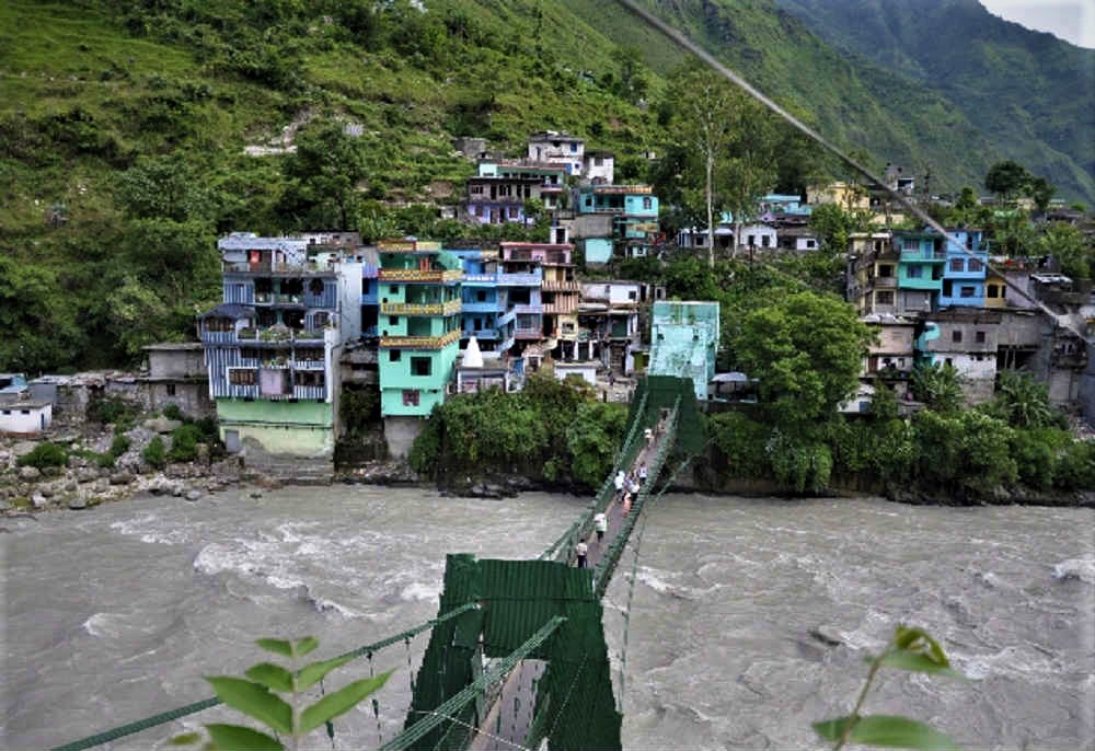 नेपाल–भारत जोड्ने झोलुङ्गे पुलको लठ्ठा चुडिँयो, आवतजावत बन्द हुदा सास्ती image