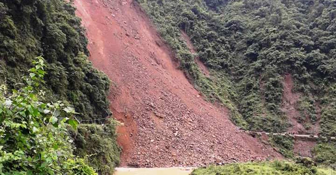 पहिरोले मध्यपहाडी लोकमार्ग अवरुद्ध image