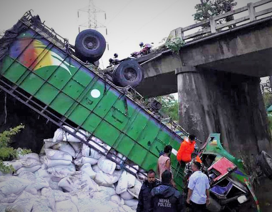 ट्रकभित्र च्यापिएका चालकको उद्दार
