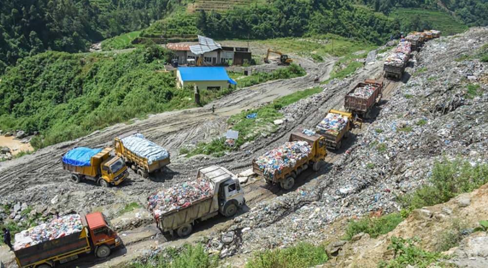 सिसडोलमा सहमतीको कार्यान्वयनको सकस,काठमाण्डौको फोहोर प्रहरीको सहयोगमा विसर्जन image