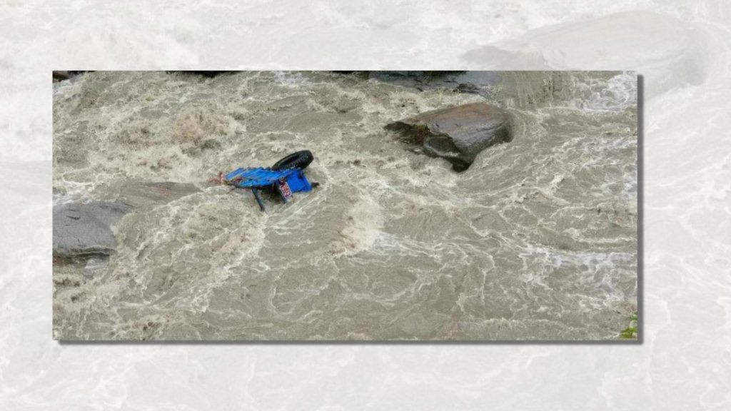 खोलाले ट्याक्टर बगाउँदा बाजुरामा चालक बेपत्ता