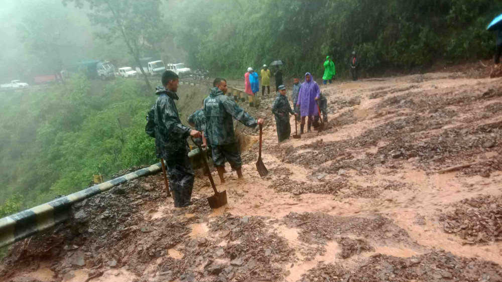 कुटो–कोदालोका भरमा पहिरो पन्छ्याइँदै, घण्टौंदेखि यात्रु अलपत्र image