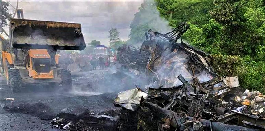 दुई ट्रक एकआपसमा ठोक्किँदा ३ जना घाइते, ट्रक जलेर नष्ट
