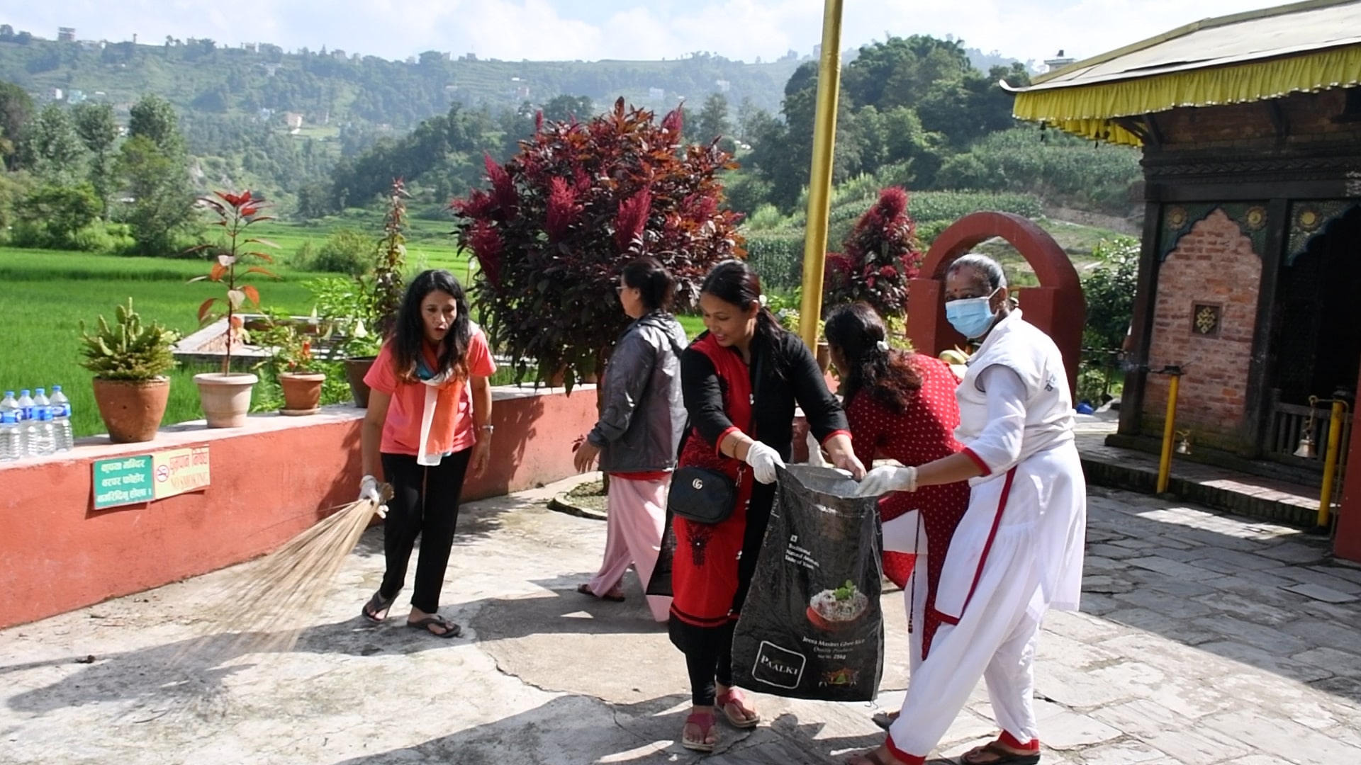 आफ्नो वडालाई नमुना वडा बनाइ छाड्ने कसम खादै सरसफाई अभियानको सरुवात