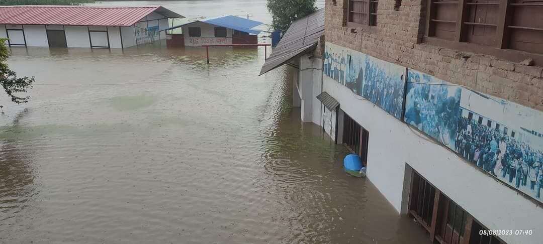 नदी छेउका बासिन्दालाई सजग रहन आग्रह, सबै खोला तथा नदीमा बाढी (फोटोफिचर) 
