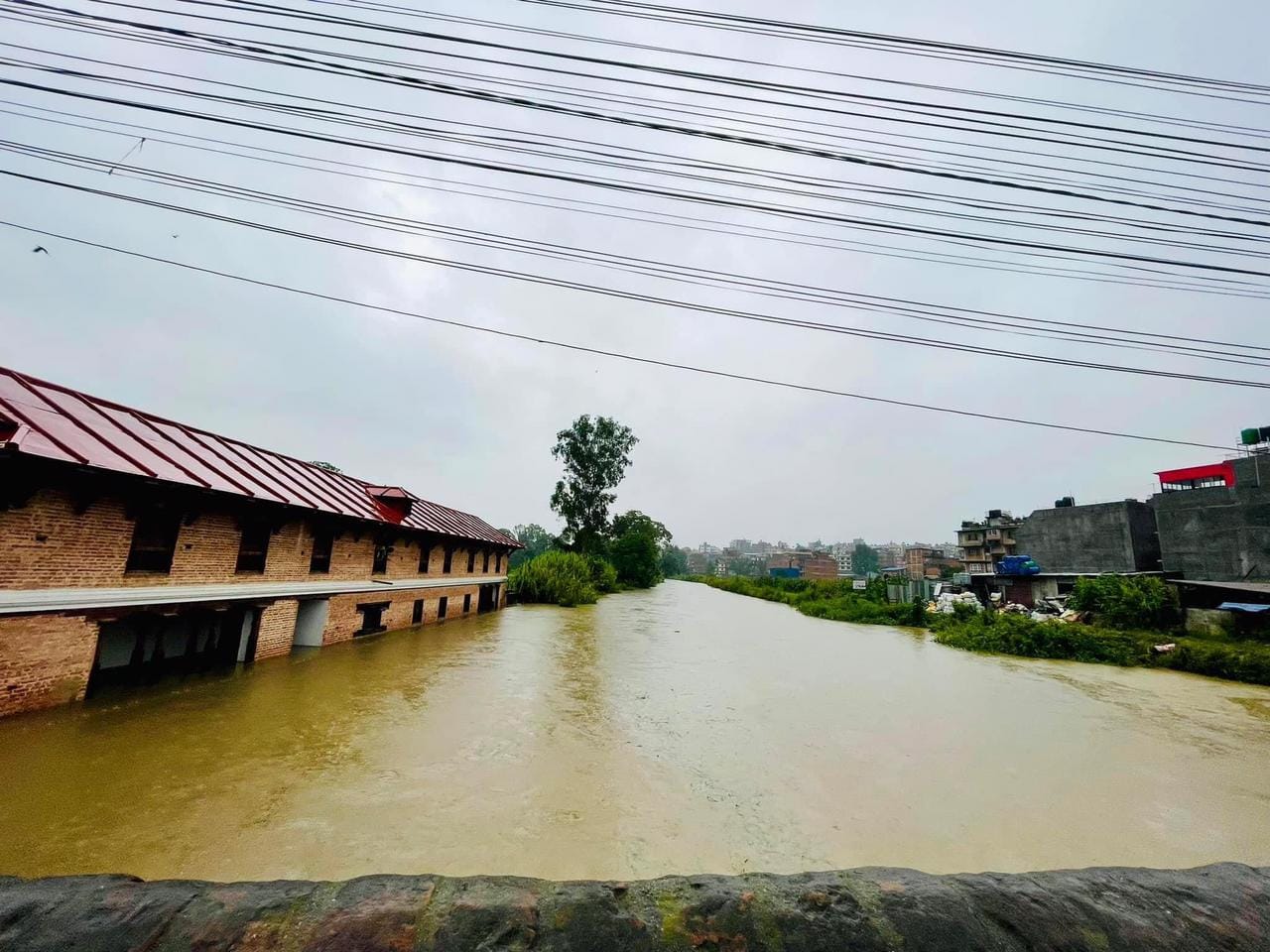नदी छेउका बासिन्दालाई सजग रहन आग्रह, सबै खोला तथा नदीमा बाढी (फोटोफिचर) image