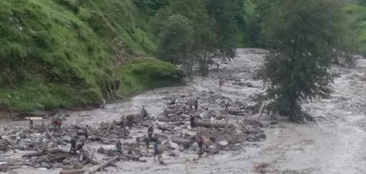 गमगाढ खोलामा पुल नहुँदा सास्ती image