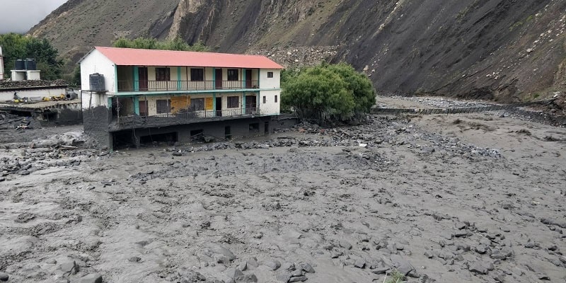 पहिरोले सडक अवरुद्ध हुँदा मुस्ताङको कागबेनीका बाढी प्रभावितलाई राहत पुर्याउन समस्या