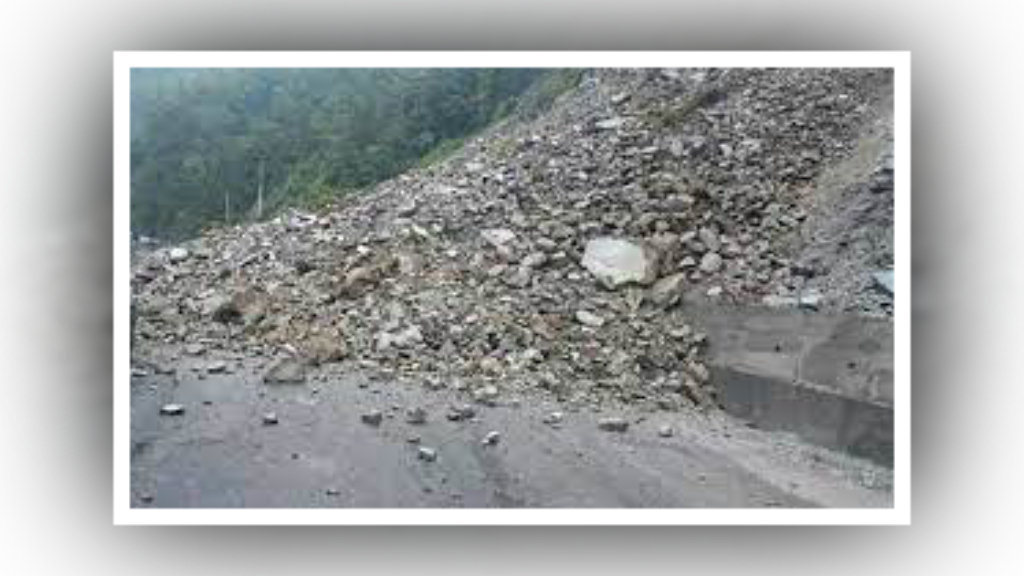 अविरल वर्षासंगै आएको बाढी र पहिरोका कारण देशभर दर्जन भन्दा बढी सडक अवरुद्ध image