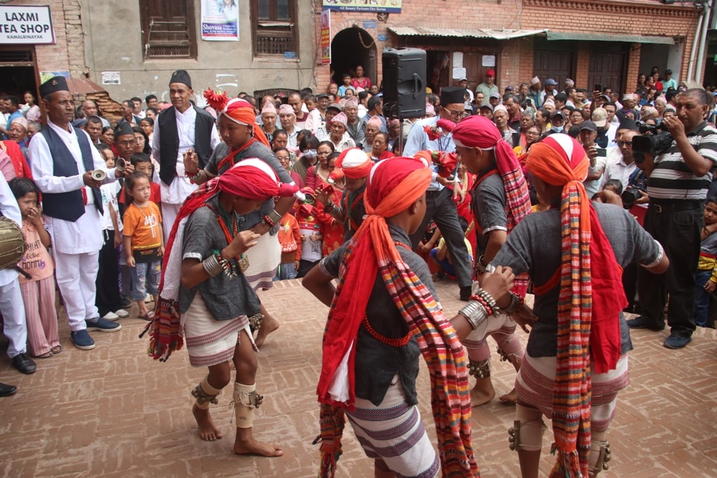 भक्तपुरमा सांस्कृतिक सम्पदा पदयात्रा सुरु, हजारौंको सहभागिता (फाेटाे फिचर) image