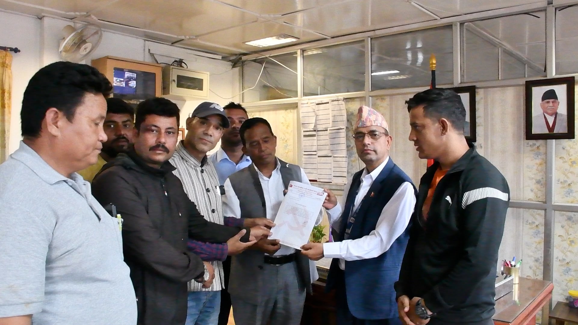 कमसल विकास निर्माण विरुद्ध माओवादी केन्द्र चाँगुनारायणको भक्तपुरका प्रमुख जिल्ला अधिकारीलाई ज्ञापन पत्र (भिडियाे सहित) image
