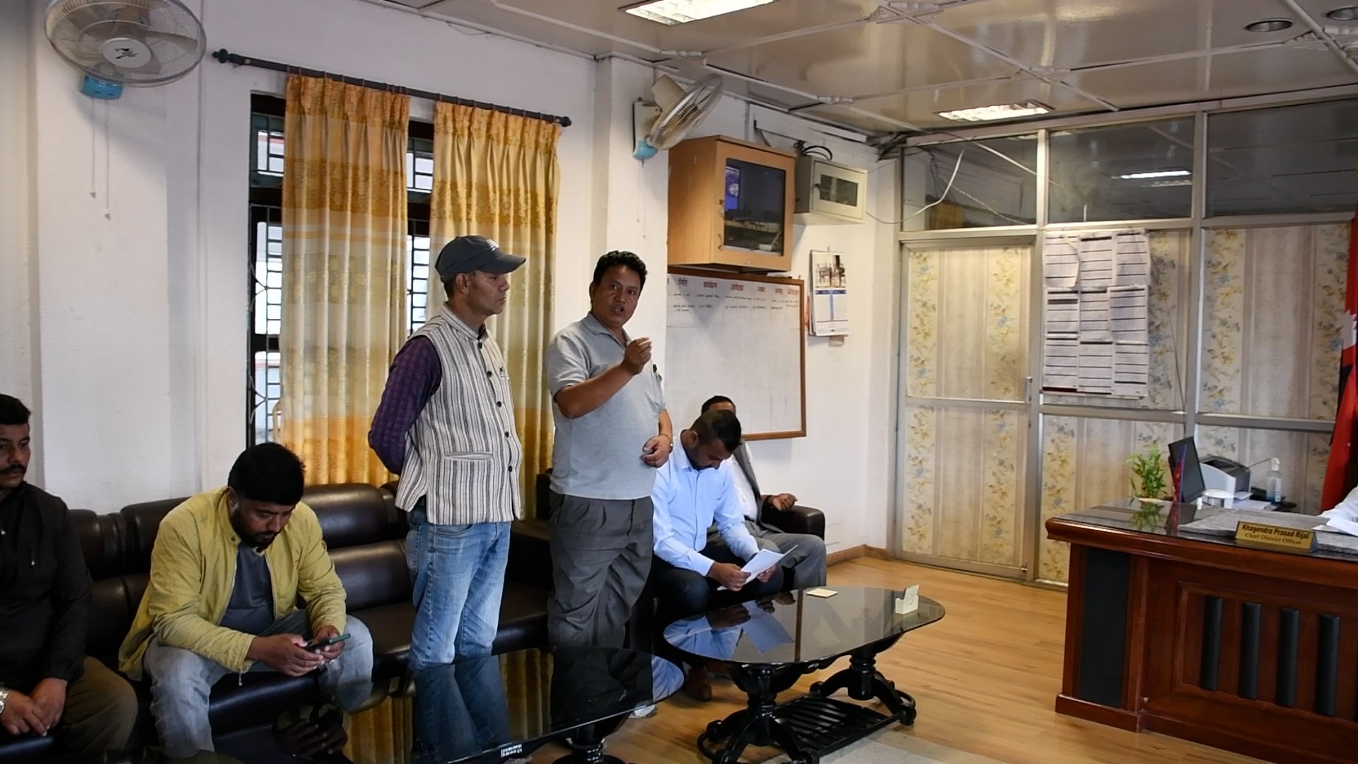 कमसल विकास निर्माण विरुद्ध माओवादी केन्द्र चाँगुनारायणको भक्तपुरका प्रमुख जिल्ला अधिकारीलाई ज्ञापन पत्र