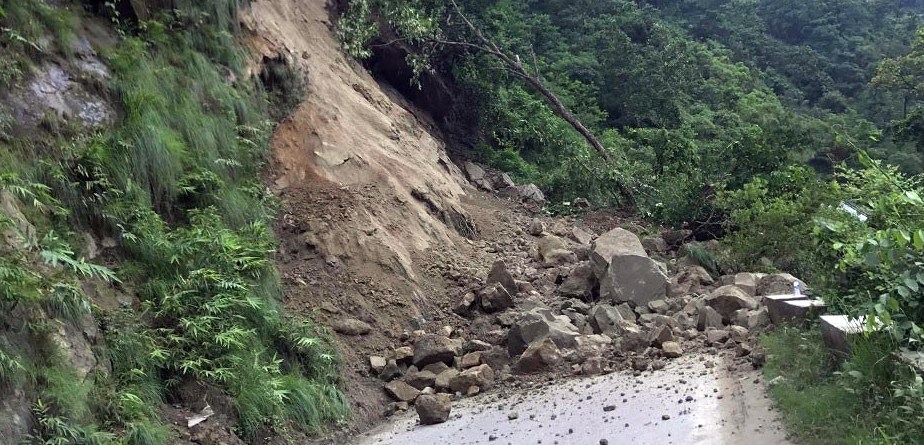 पहिरो खसेपछि बुटवल–पाल्पा सडकखण्ड अवरुद्ध