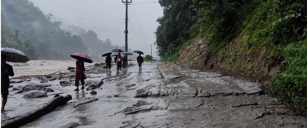त्रासको दशैं यात्रामा सडकभरी हिलाे र धुलाे