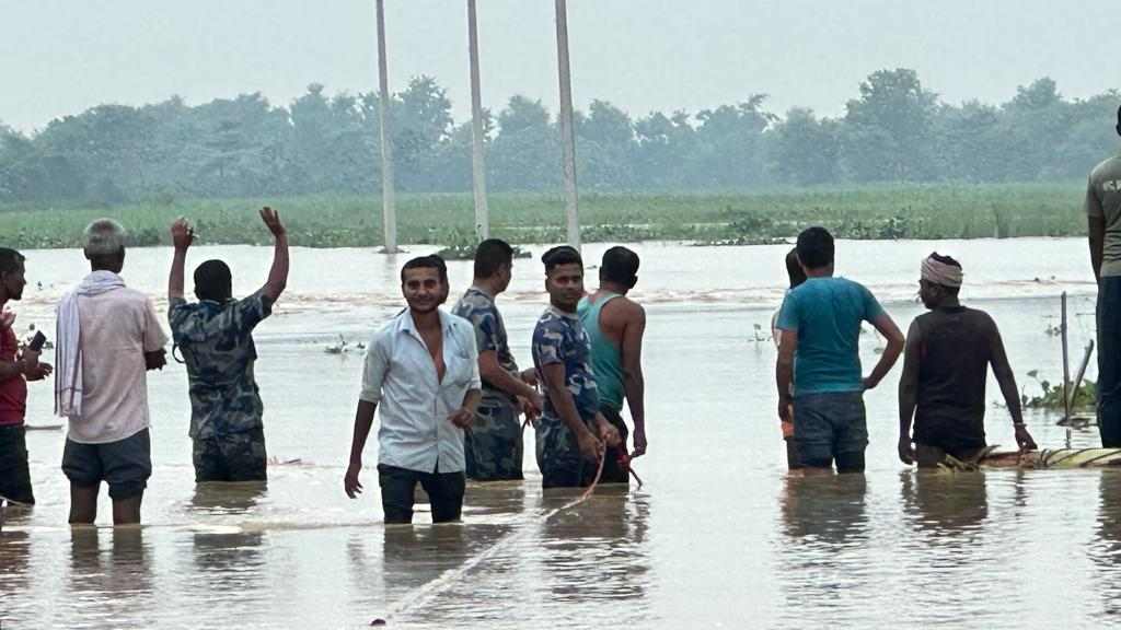 बाढीले बगाउँदा दुई जनाको ज्यान गयो, ७२ जनाको उद्धार