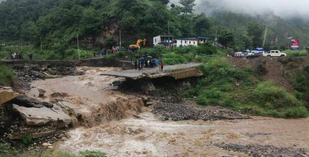 बीपी राजमार्गमा २० ठाँउ भन्दा बढि खोल्साबाट लेदो सहितको पहिरो, कष्टकर यात्रा