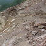 सडक अवरुद्ध हुँदा रोल्पाका पहिरोपीडितलाई राहत पुर्‍याउन समस्या