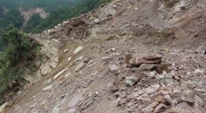 सडक अवरुद्ध हुँदा रोल्पाका पहिरोपीडितलाई राहत पुर्‍याउन समस्या image