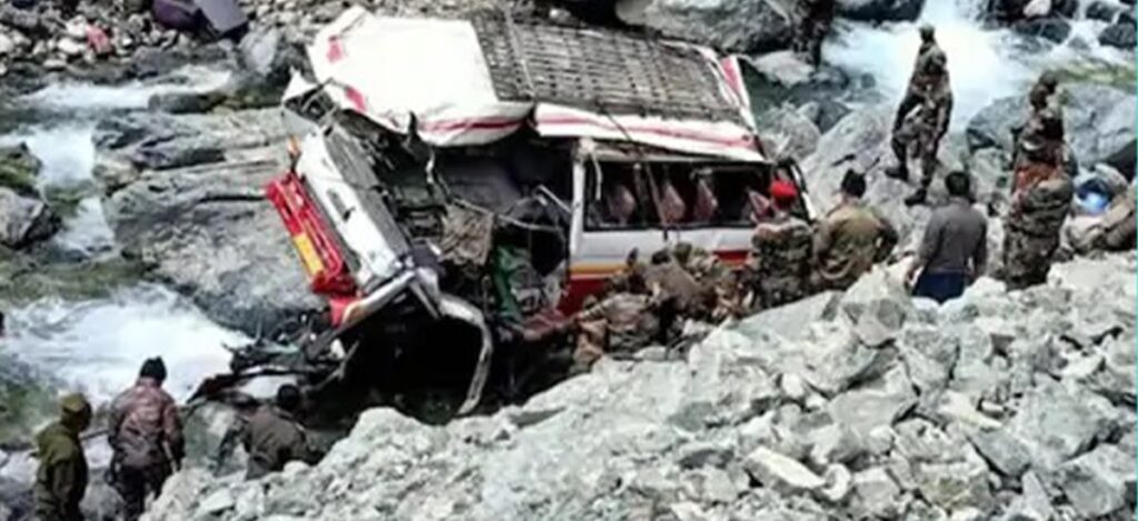 लद्दाखमा सैनिकहरु चढेको गाडी खोंचमा खस्दा ९ जनाको मृत्यु