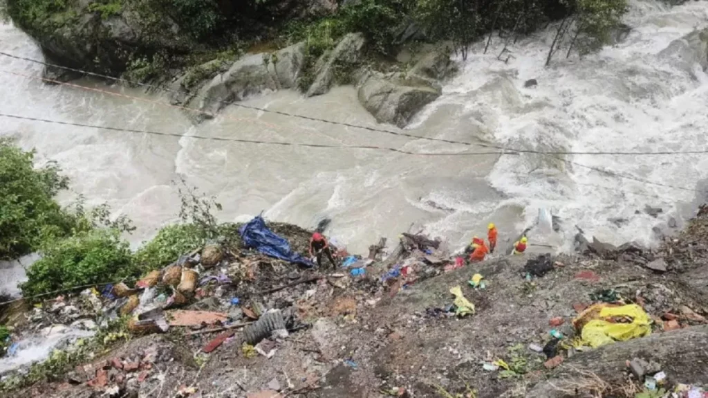 भारतको गौरीकुण्डमा पहिरो जादा तीन जनाको मृत्यु, १३ नेपालीसहित १९ जना बेपत्ता