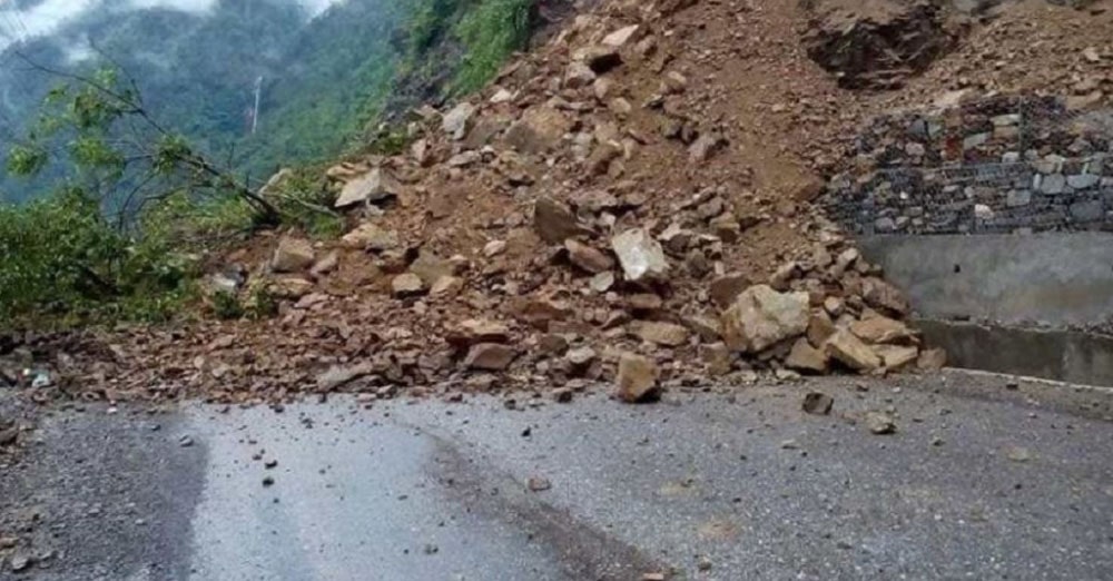 राहुघाट–तातोपानी सडकखण्डमा रातको समयमा यातायात आवागमन बन्द image
