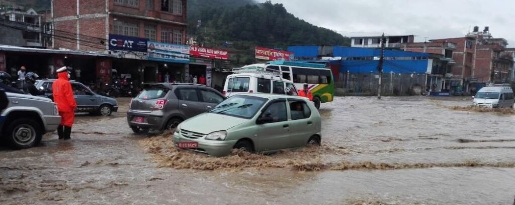 पुण्यमाती खोलामा आएको बाढीका कारण बनेपाको पुलबजार डुवानमा