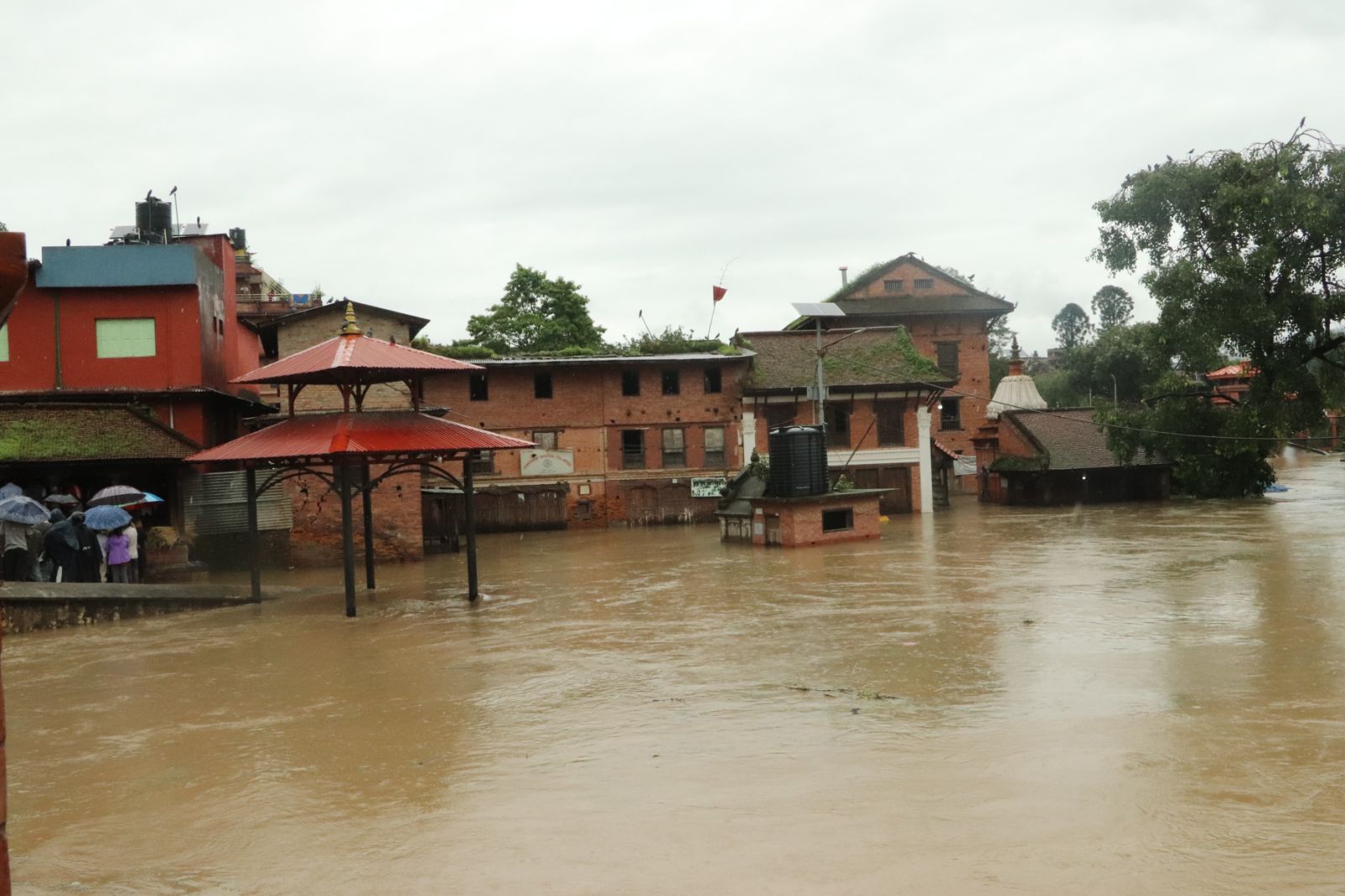 चाँगुनारायण नगरपालिका वडा नं १ मा चारकोठे घर भत्कियो, हनुमन्ते लगायत खोलामा पानीको बहाव उच्च image