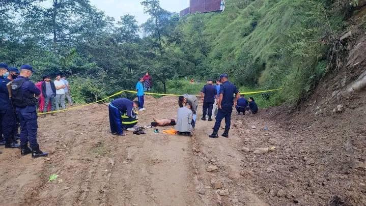 भक्तपुरमा झुलुङगे पुलमुनि एक युवक मृत अवस्थामा फेला