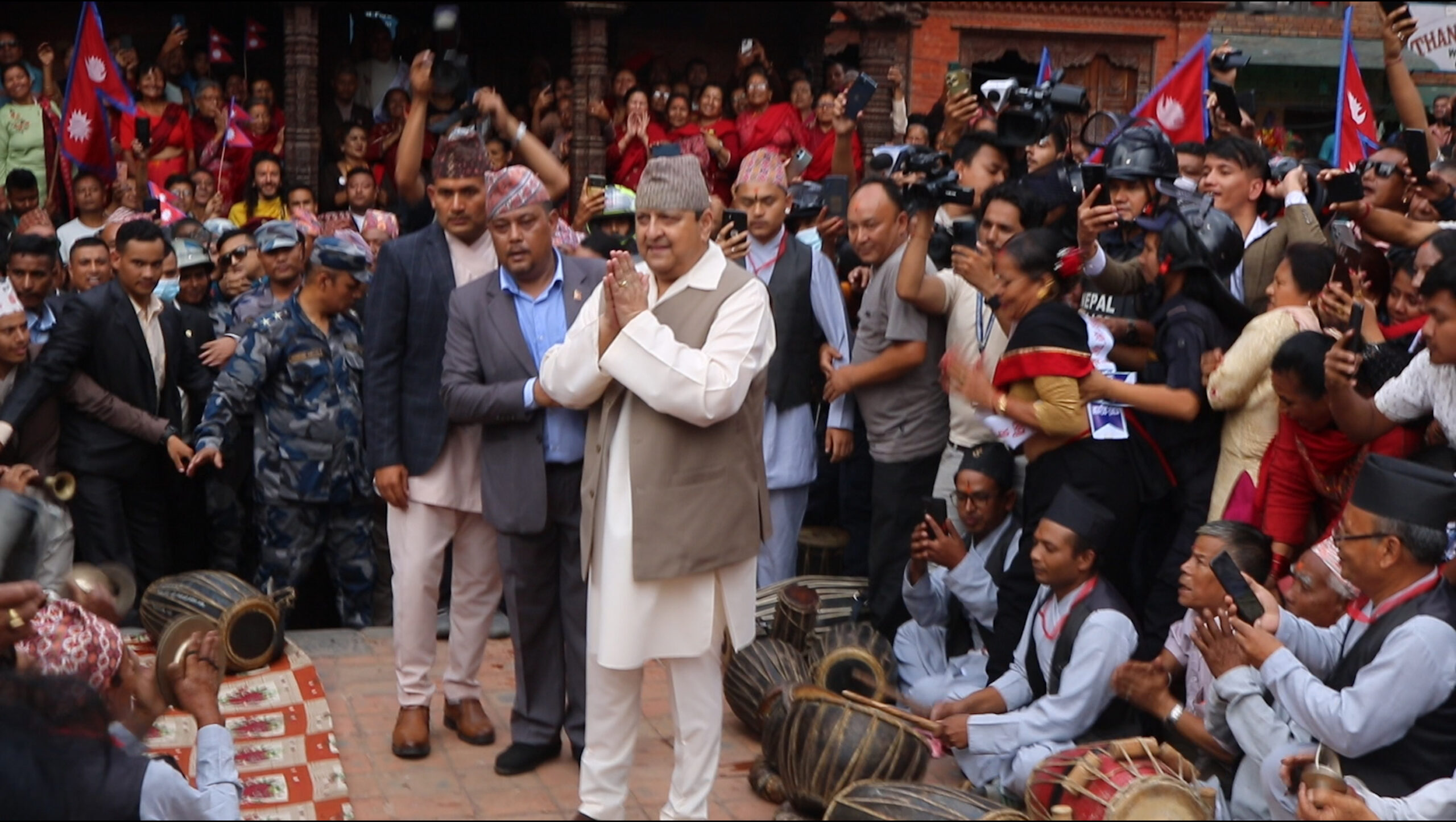 पूर्वराजा ज्ञानेन्द्र शाह भक्तपुर पुग्दा किन उर्लियो जनलहर ? (भिडियो) image