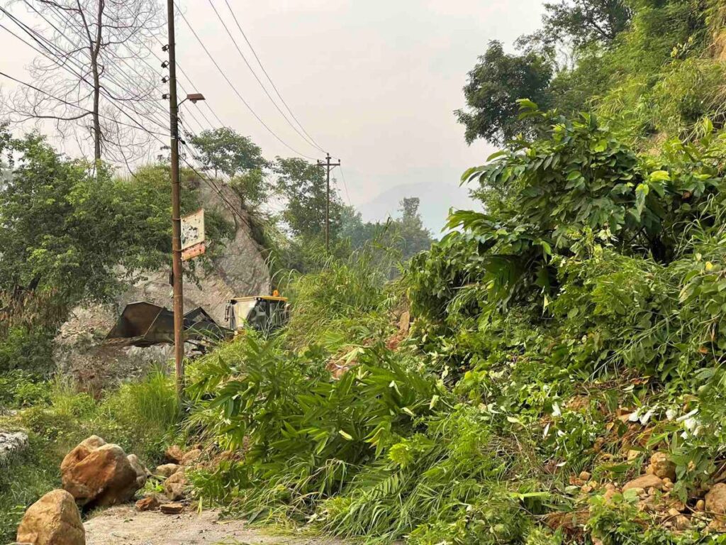 काभ्रेपलाञ्चोकमा पहिरोको जोखिम अध्ययन गर्दै भूगर्भविद्