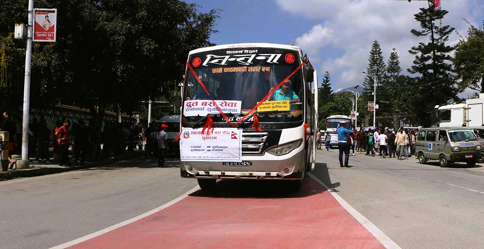 द्रुत बसका लागि छुट्याइएको लेनमा अन्य गाडी पनि गुड्ने