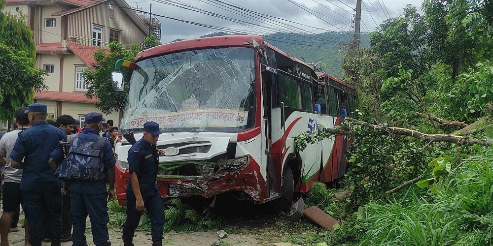 बस दुर्घटना हुँदा मकवानपुरमा १५ जना घाइते