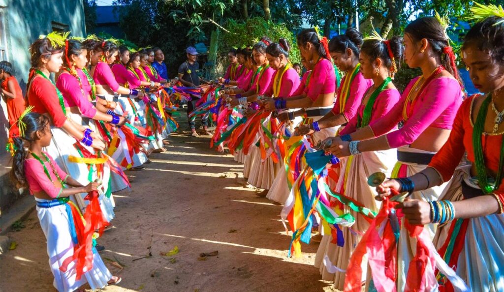 के हो सखिया नाच ? किन लोप हुदैछ थारू समुदायमा नाचिने मौलिक सखिया नाच