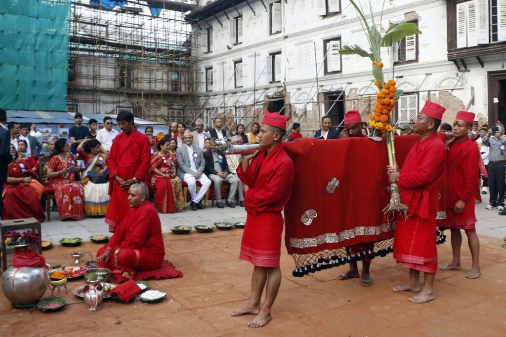 काठमाण्डौको हनुमानढोकामा रहेको दशैँ घरमा फूलपाती भित्र्याइदै