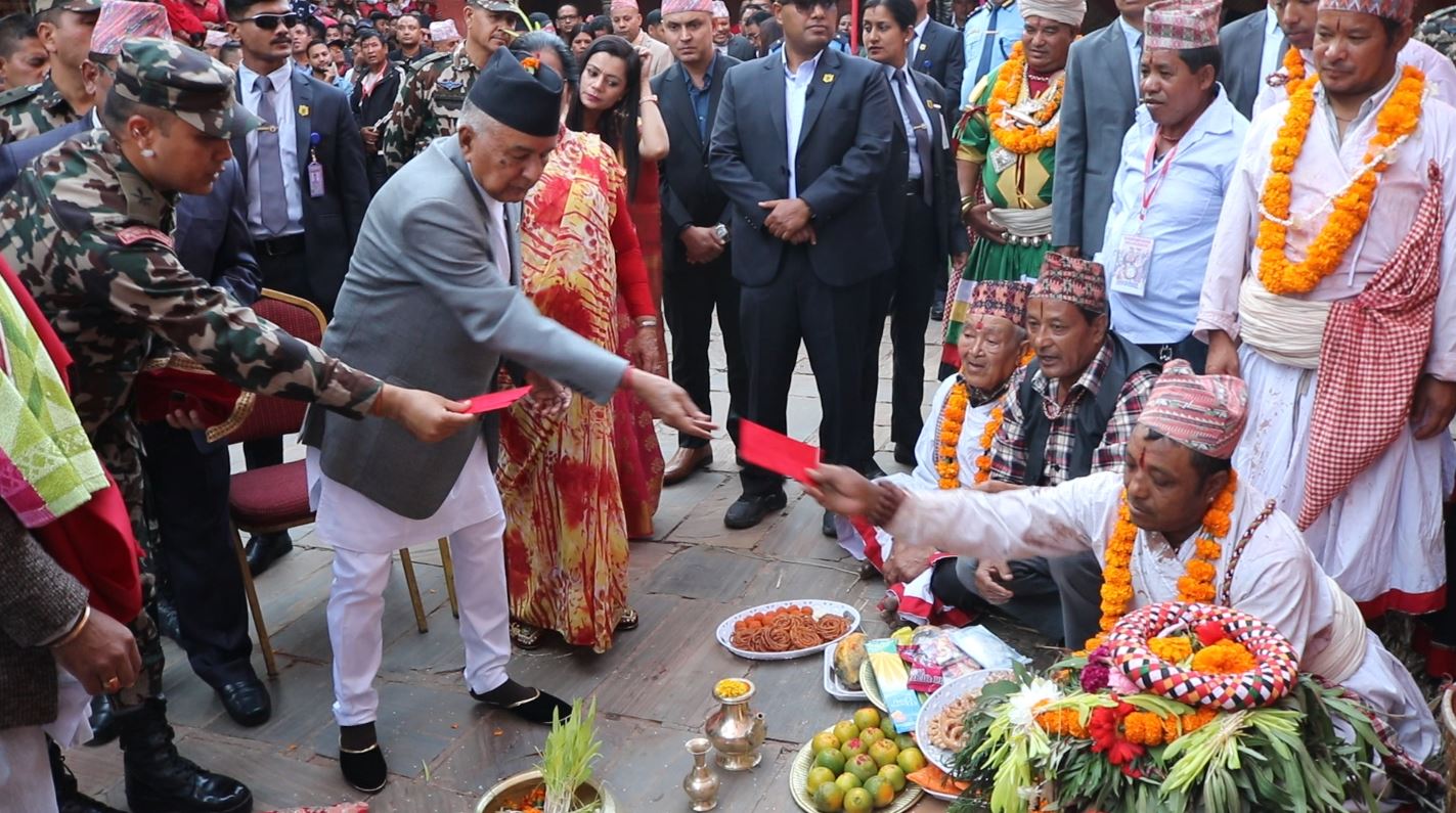बडादशैँको अन्तिम दिन राष्ट्रपति रामचन्द्र पौडेलद्धारा भक्तपुर पुगेर नवदुर्गा भवानीको विशेष पूजाअर्चना image