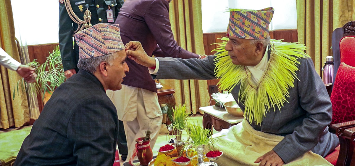 उच्चपदस्थ अधिकारी र सर्वसाधारणले गरे राष्ट्रपतिको हातबाट  टिका ग्रहण image