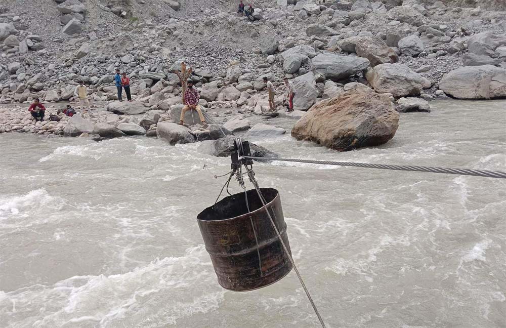 तुइनबाट खसेर मुगजुमा एक जना बेपत्ता