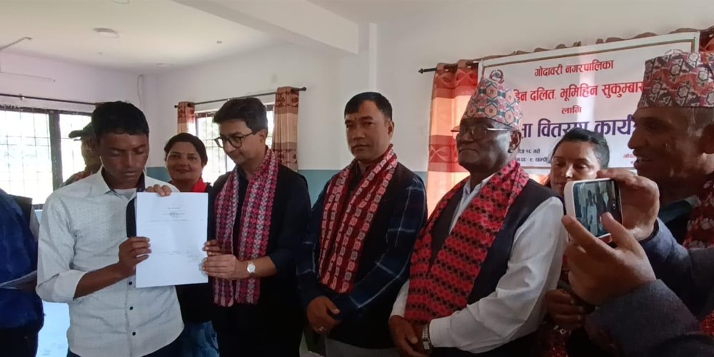 भूमि आयोगद्वारा छम्पीका भूमिहीनलाई निस्सा वितरण