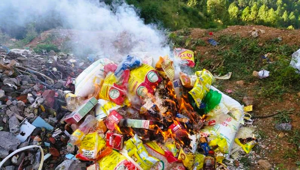 भक्तपुरमा बजार अनुगमन तीब्र, म्याद नाघेका अखाद्य बस्तु खोज्दै नष्ट गरिदै