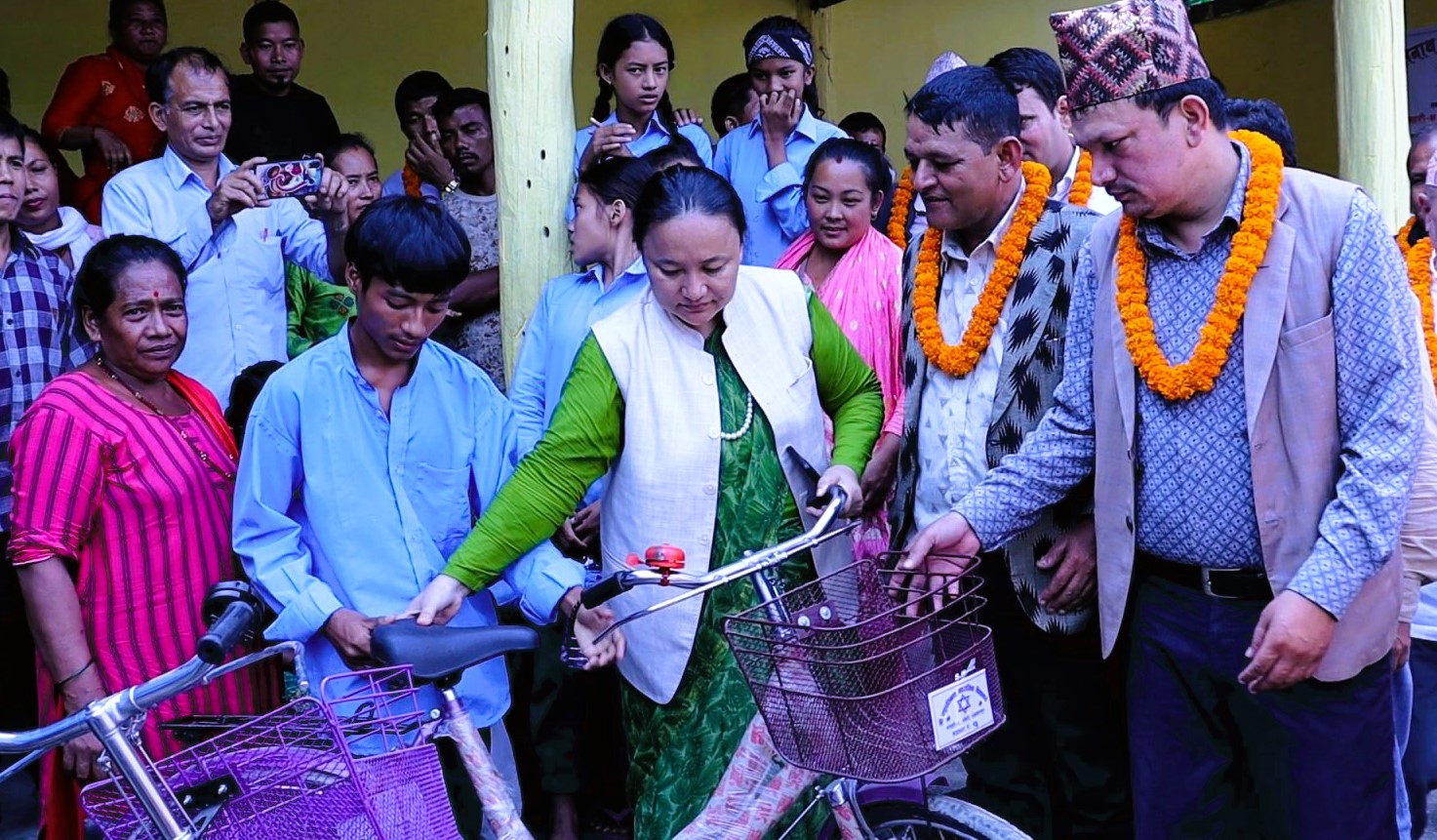 गाउँपालिकाका १ सय १५ जना विद्यार्थीलाई साइकल वितरण image