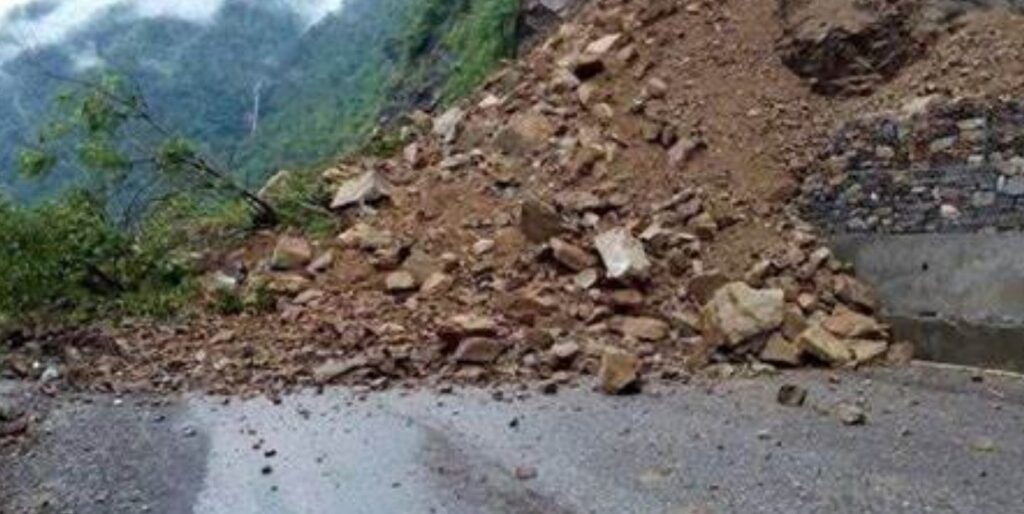 मंगलबार राति परेको वर्षासँगै आएको पहिरोको कारण सडक अबरुद्ध