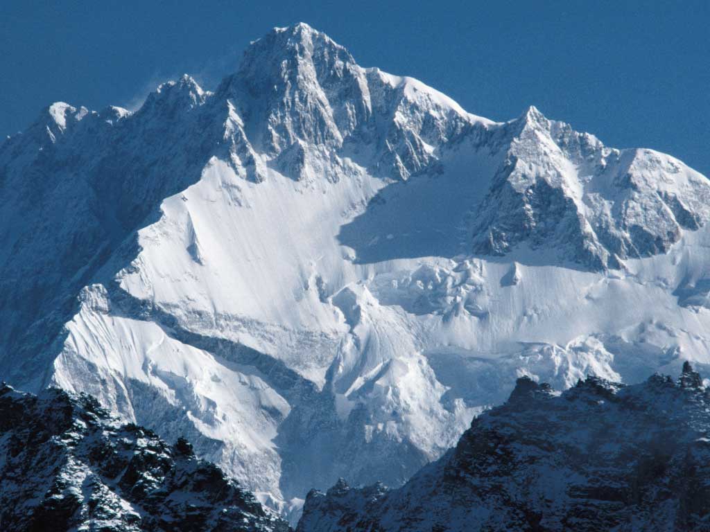 कञ्चनजङ्घाको काखमा चौँरी रमाउँदा image