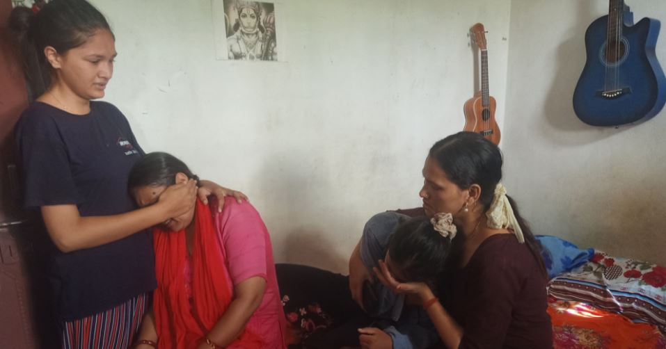 इजरायल–हमास द्वन्द्वले विक्षिप्त छन् मृतकका आफन्त image