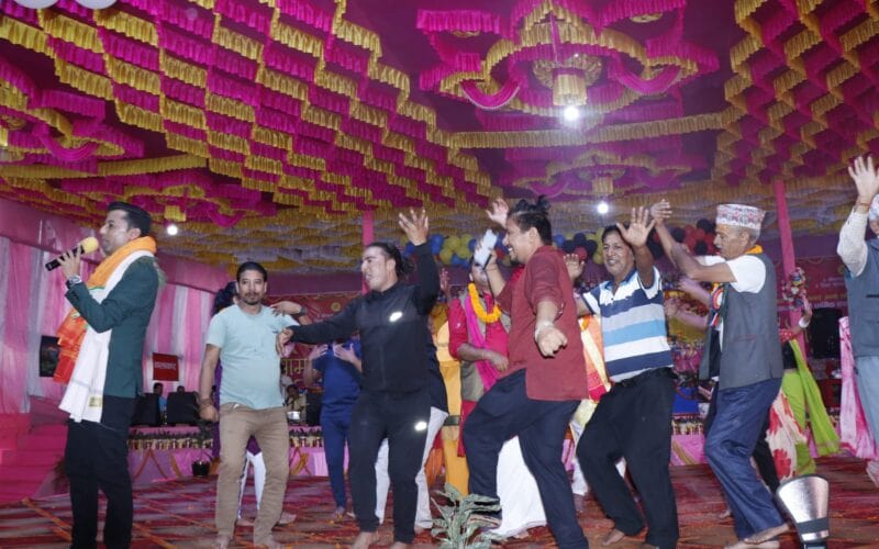 महायज्ञमा करिब २ करोड बढी दान रकम सङकलन, आइतबार गायक खुमन अधिकारीले नचाए छमछमी