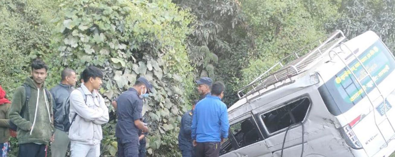 मन्थली जाँदै गरेको ईलेक्ट्रोनिक गाडी बीपी राजमार्गमा दुर्घटना : एक जनाको मृत्यु, ८ घाइते image