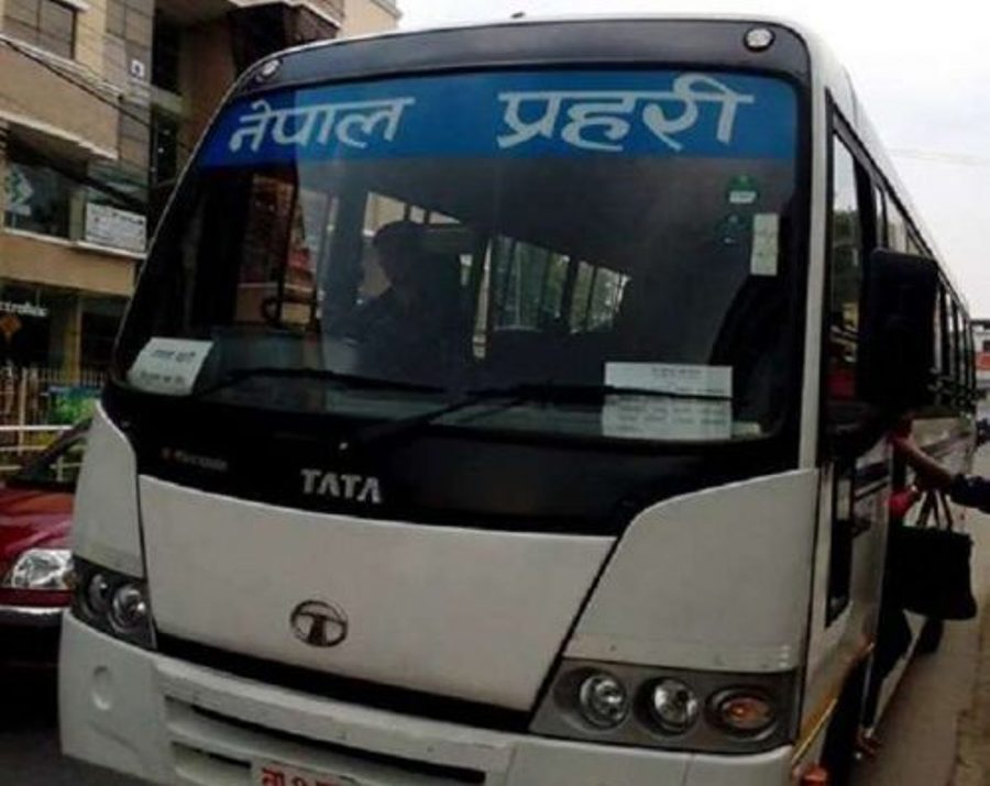 सार्वजनिक सवारी बन्द हुँदा प्रहरीले चलायो सर्वसाधारणका लागि प्रहरीको बस